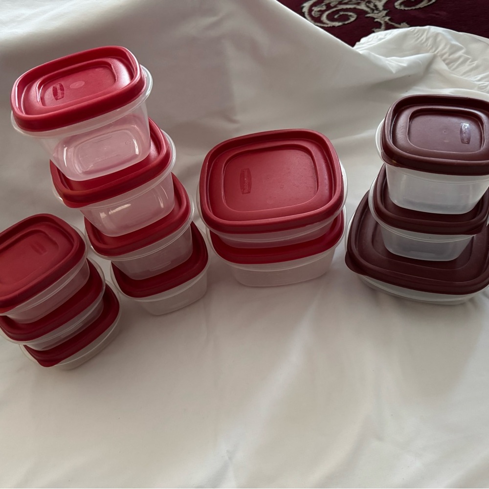 Rubbermaid Red and Brown Lid Storage Set